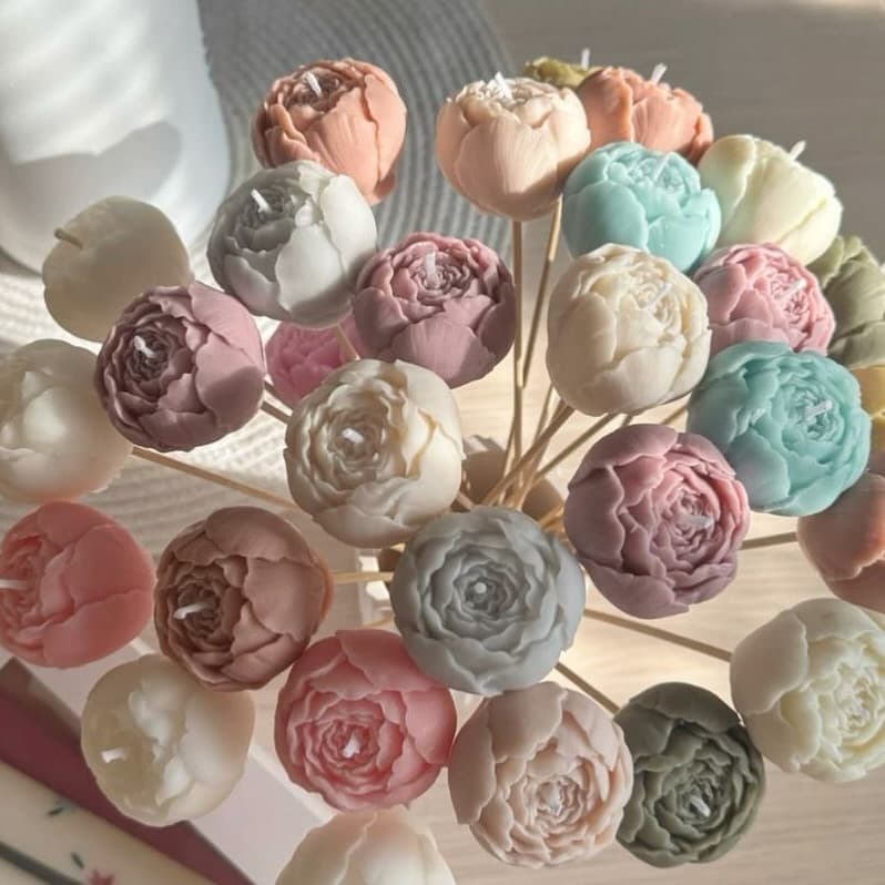 🌹✨ Fall in love with our stunning Rose Candles!