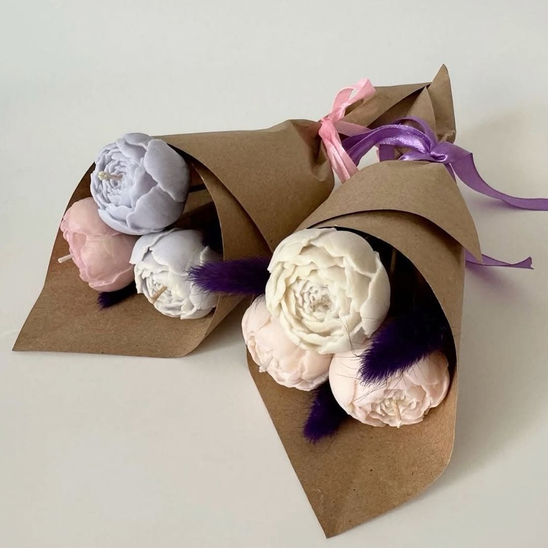 🌹✨ Fall in love with our stunning Rose Candles!